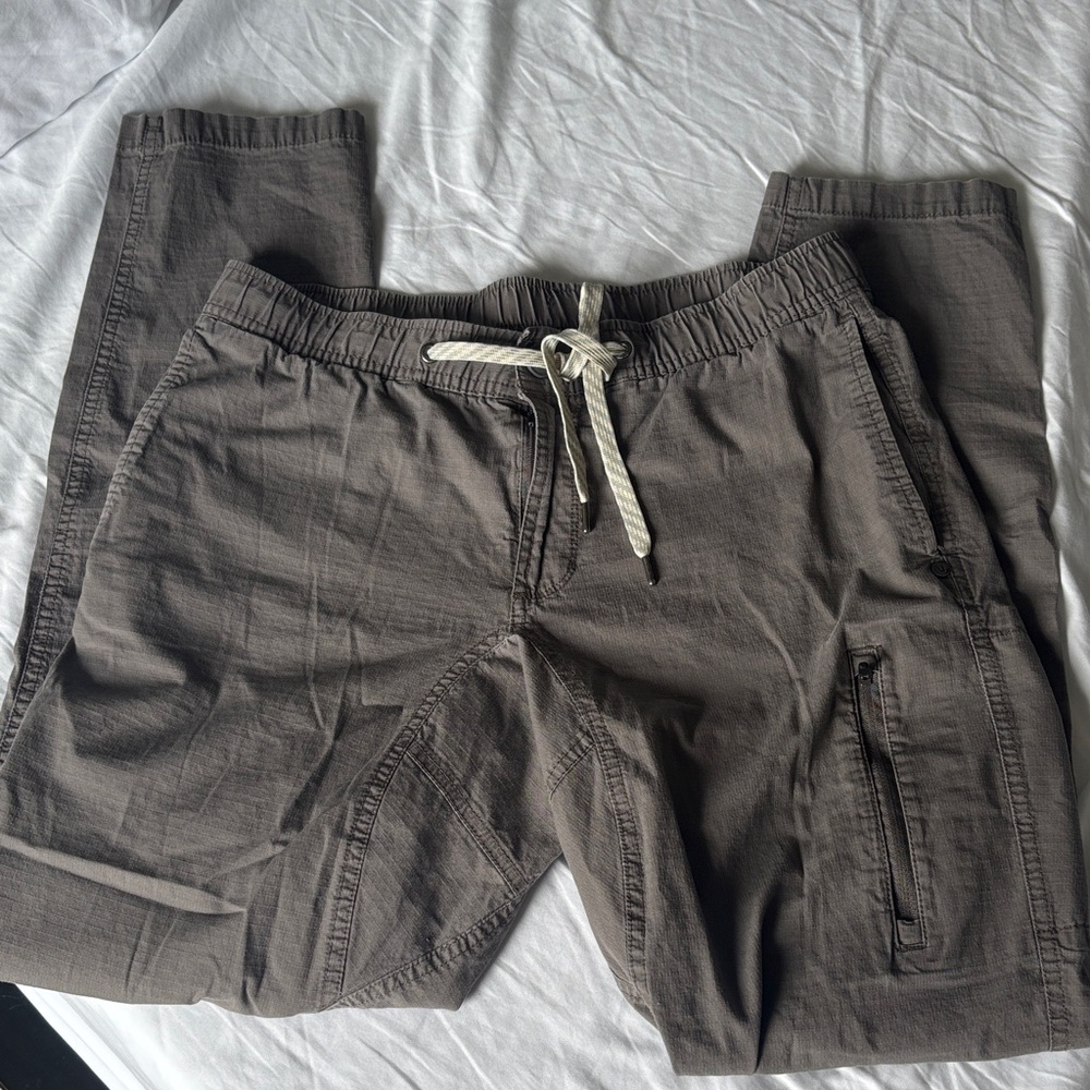 Vuori Men's Ripstop Cargo Pants in Brown